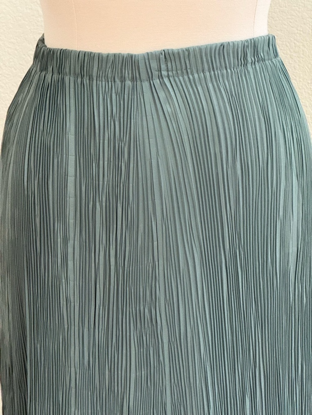 Signed, hand colored & pleated sage green top/shirt. - Picture 7 of 16